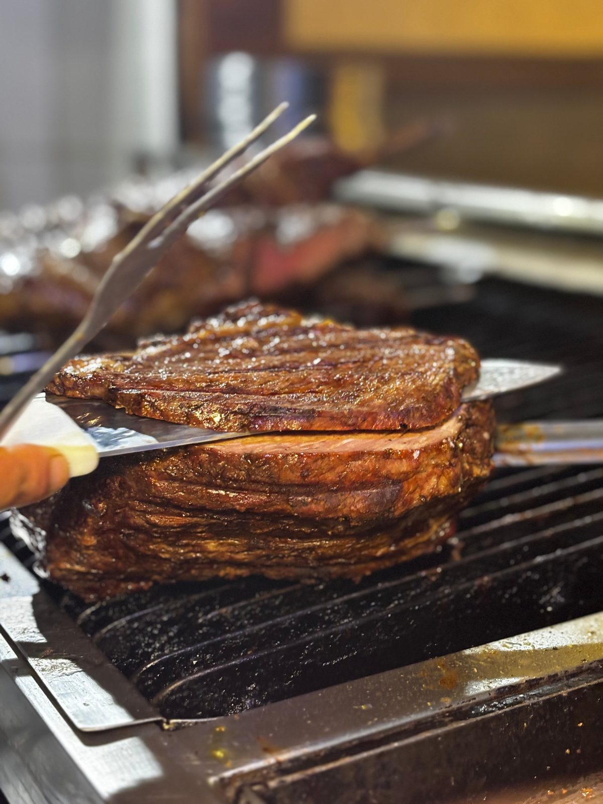 Corte de carne sendo fatiado na grelha do Savana's