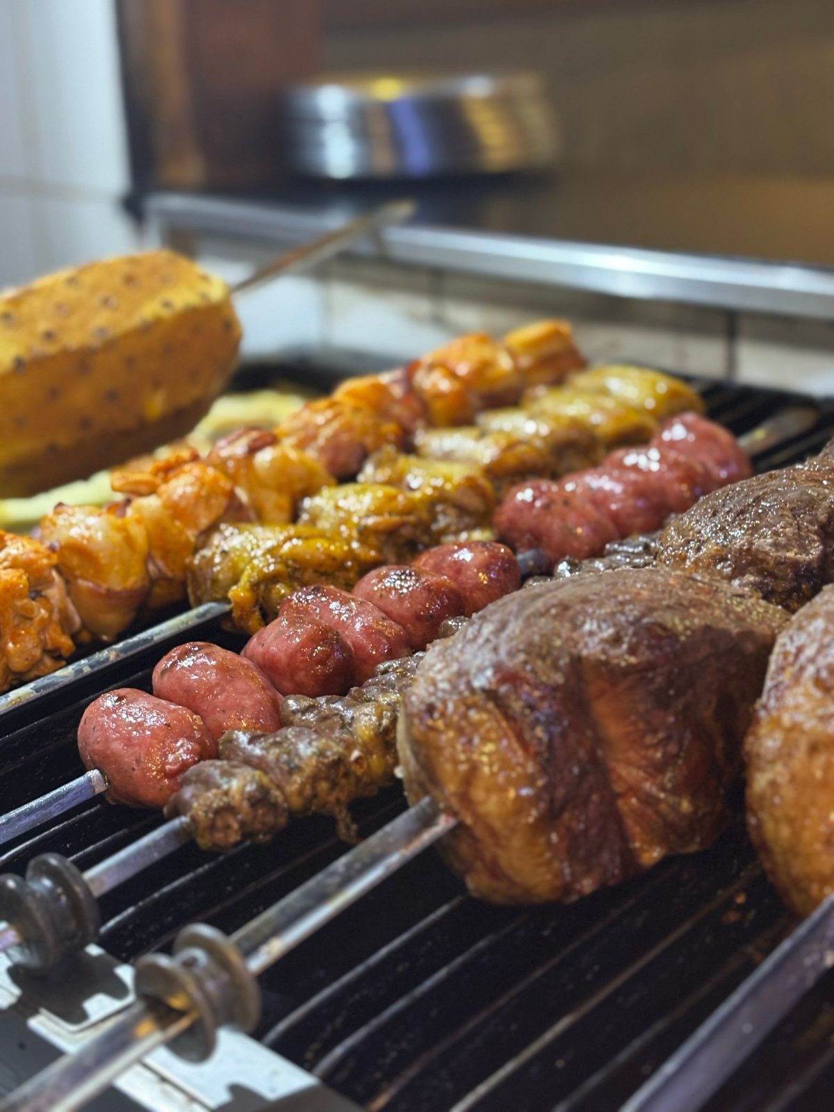 Espetos de carne, linguiça e frango na grelha do Savana's