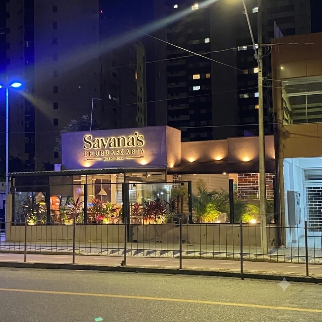 Fachada do Savana's Churrascaria à noite, na Av. Sete de Setembro